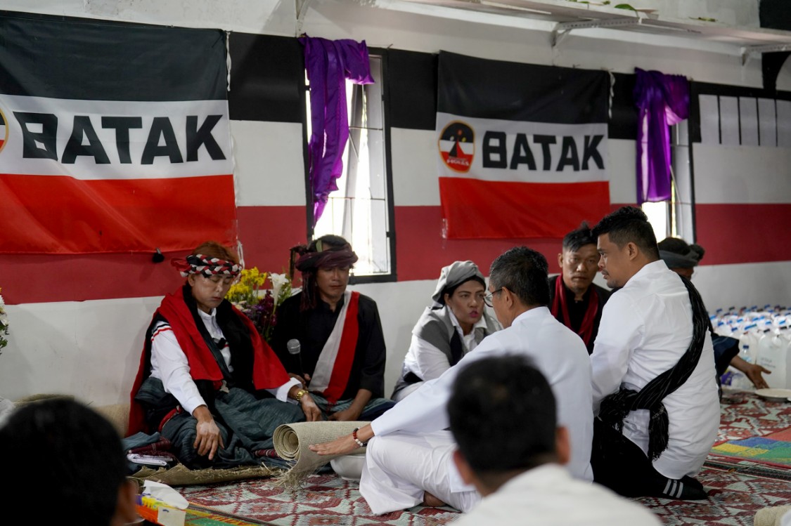 Gubernur Sumut Bobby Nasution bersama Bupati Samosir Vandiko Gultom dan Anggota DPR RI Hinca Panjaitan saat menghadiri Festival Edukasi Leluhur Batak di Siogung-ogung, Samosir.