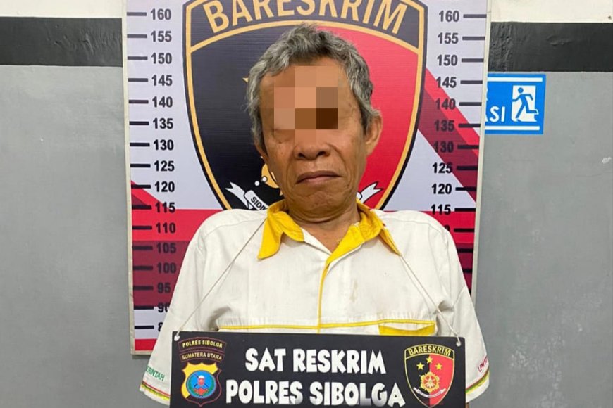 Pelaku AJ alias M (60) diamankan Satreskrim Polres Sibolga bersama barang bukti togel yang dijalankan di atas becak bermotor