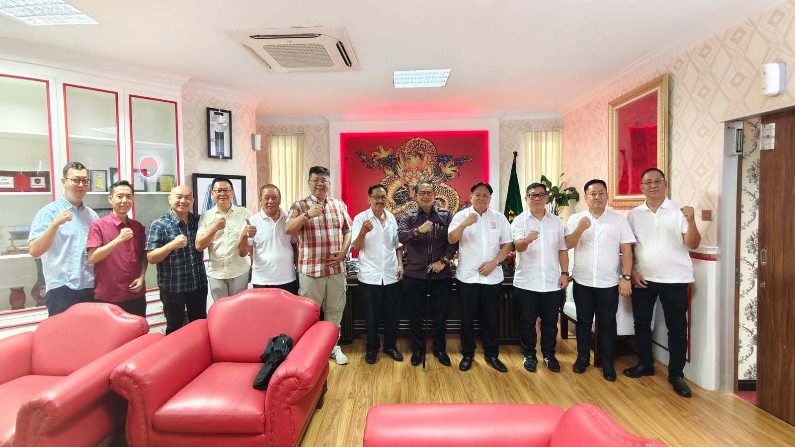 Ketua DPRD Medan, Wong Chun Sen diabadikan bersama elemen warga mengatasnamakan KOMPAK usai beraudiensi pada Senin (7/7/2025).