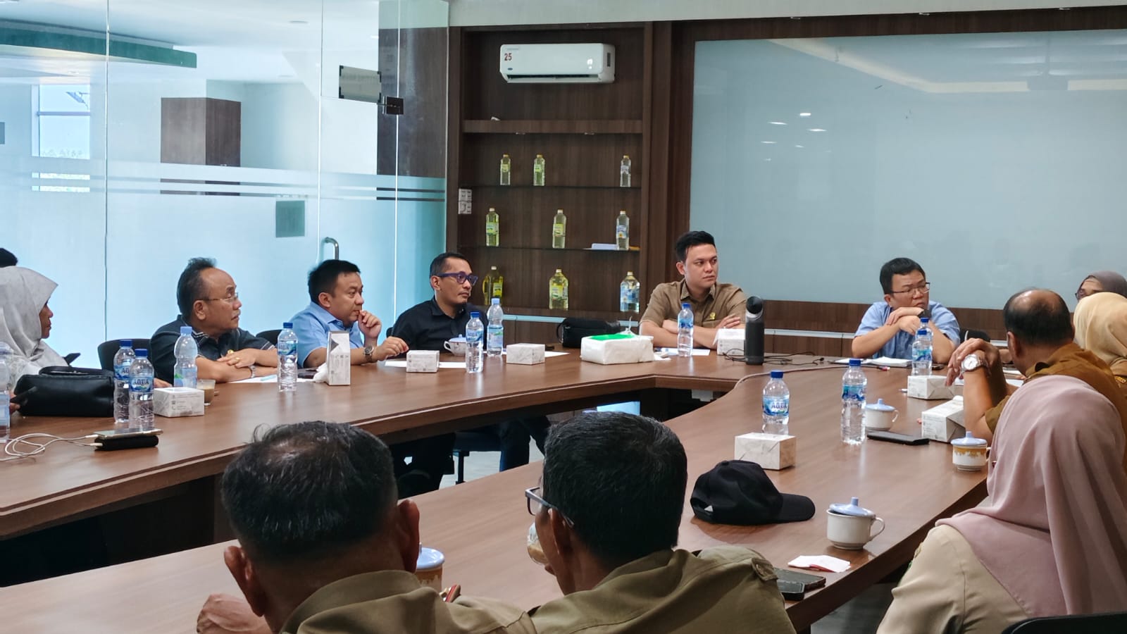 Suasana kunjungan Komisi III DPRD Medan ke pabrik minyak goreng di kawasan Medan Labuhan pada Senin (7/7/2025).
