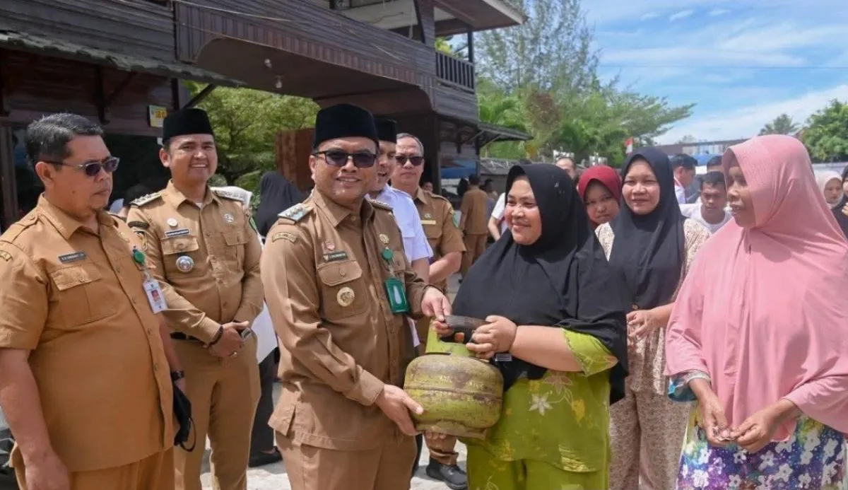Wali Kota Padangsidimpuan Dr H Letnan Dalimunthe menyerahkan tabung LPG 3 kilogram langsung ke masyarakat miskin.