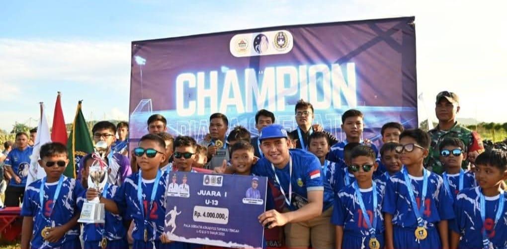 Tapian Nauli FC meraih Juara I Piala Soeratin U-13 2025, disambut meriah di Lapangan Bandara Pinangsori, Tapanuli Tengah.