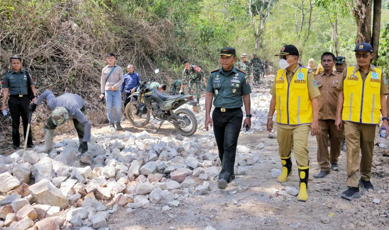 Bupati Simalungun dan Dandim 0207/Sml meninjau progres pembangunan jalan wisata 6,5 Km di Sipolha Horisan, Senin (7/7).