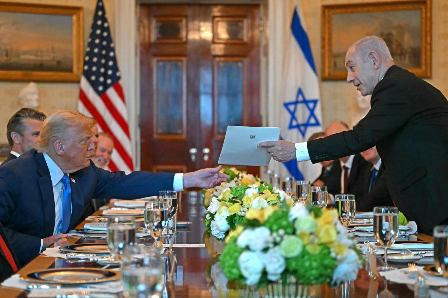 Perdana Menteri Israel Benjamin Netanyahu menyerahkan surat nominasi Nobel Perdamaian kepada Presiden AS Donald Trump dalam pertemuan di Gedung Putih, Senin (7/7/2025).