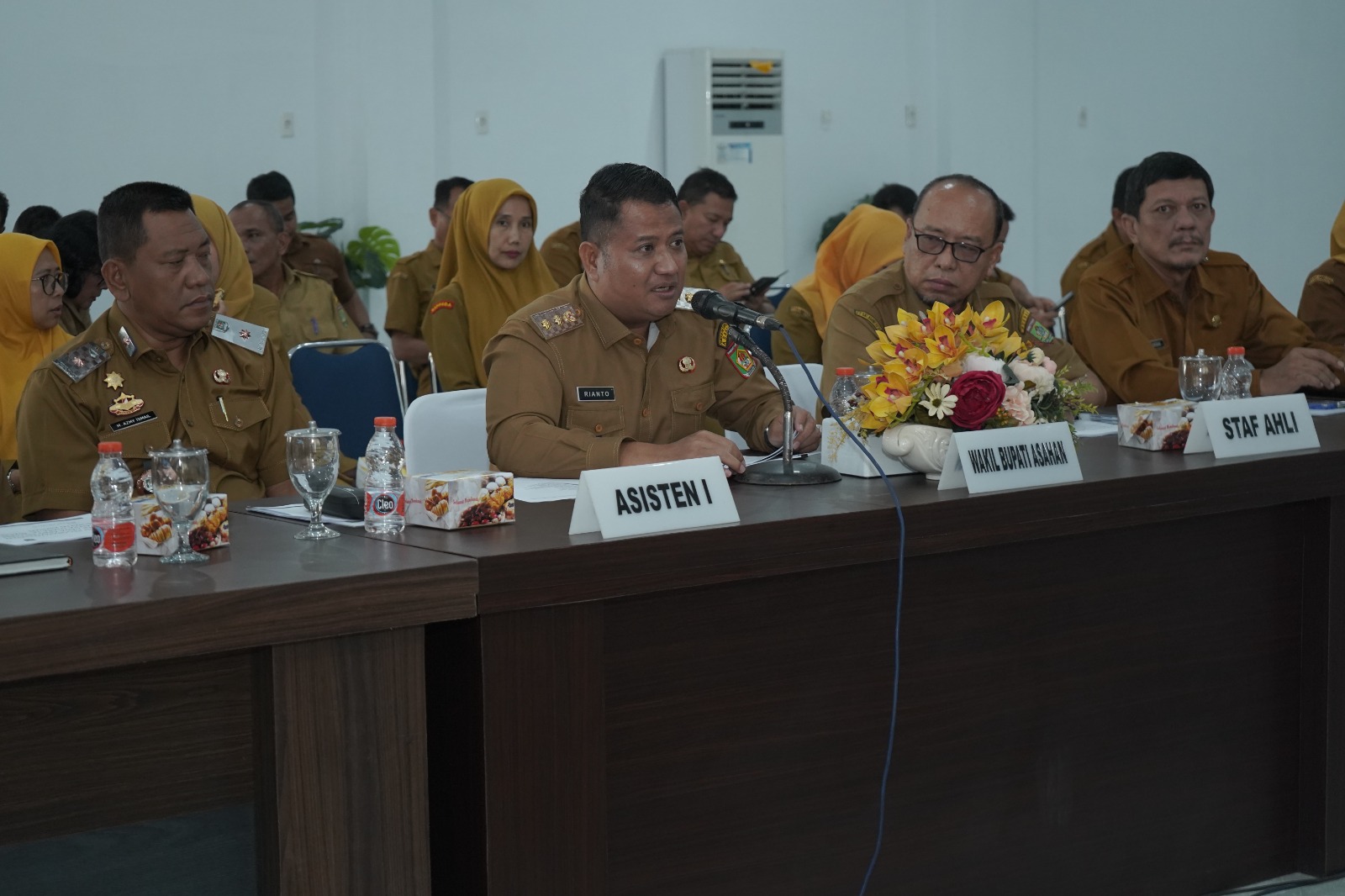 Wakil Bupati Asahan, Rianto SH, MAP, menerima kunjungan kerja perwakilan Komisi V DPRD Provinsi Sumatera Utara di Aula Melati Kantor Bupati Asahan, Senin (872025).