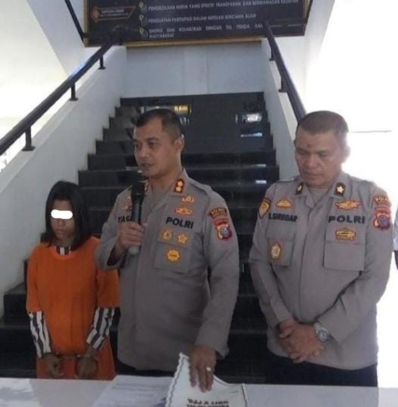 Kapolres Tapsel, AKBP Yasir Ahmadi saat konfrensi pers mengungkap motif ibu kandung tega banting bayinya hingga tewas di Mapolres Tapsel.