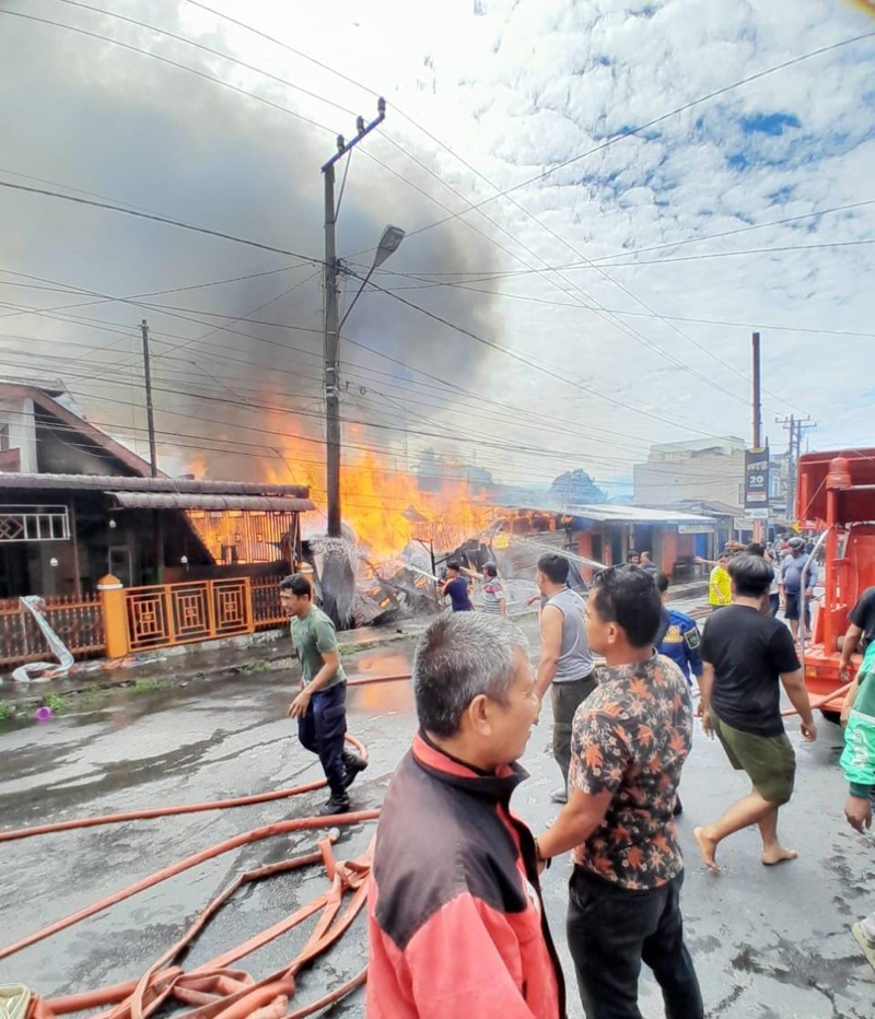 Kebakaran di Padangsidimpuan hanguskan 5 kios di Jl.Sudirman, Kelurahan Sigiring garing, Kecamatan Padangsidimpuan Utara, Rabu (9/7/2025).