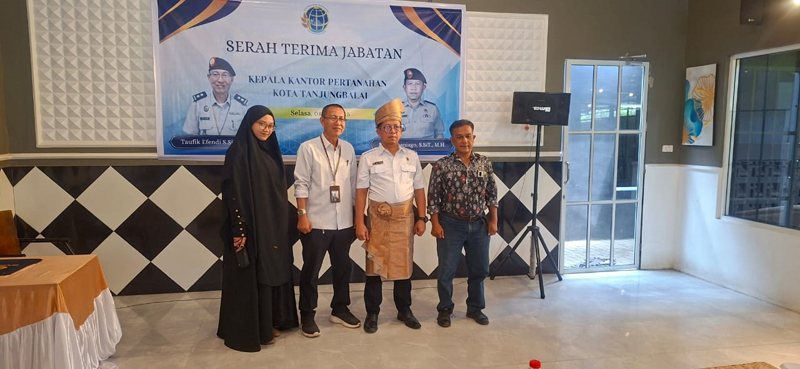 Pisah sambut Kepala BPN KotaTanjungbalai yang lama Taufik Efendi dengan Kepala BPN Kota Tanjungbalai yang baru, Masli Chaniago.