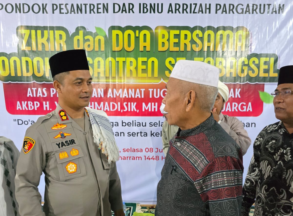 AKBP Yasir bersama para ulama dan pimpinan Ponpes se Tabagsel dalam doa dan zikir bersama, Selasa (8/7/2025) di Ponpes Dar Ibnu Arrizah Pargarutan, Tapsel. (Ist)