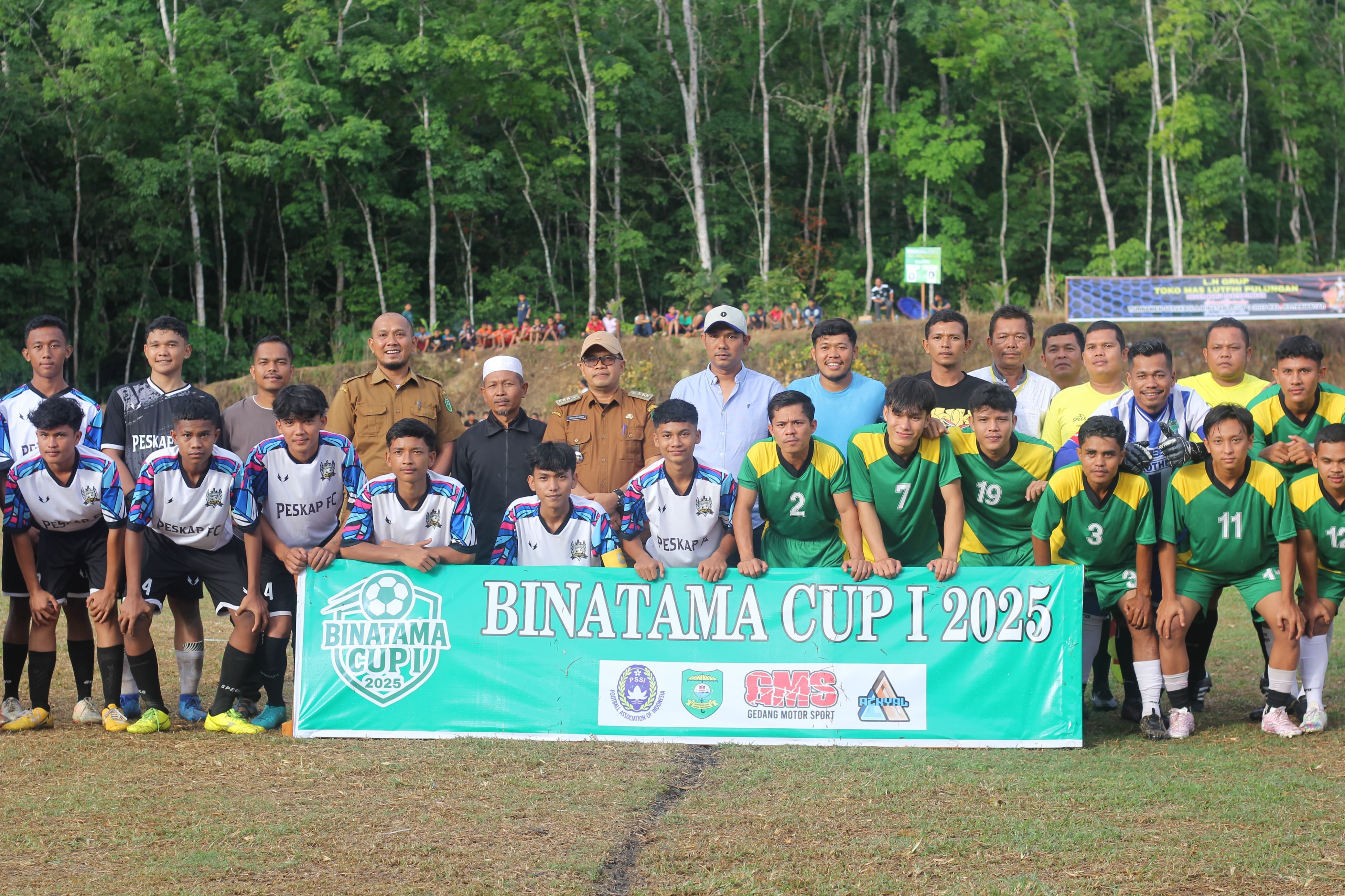 Panitia dan tim dalam pembukaan Binatama Cup Kotasiantar, Panyabungan, Madina pada Selasa (8/7/2025). (Ist)