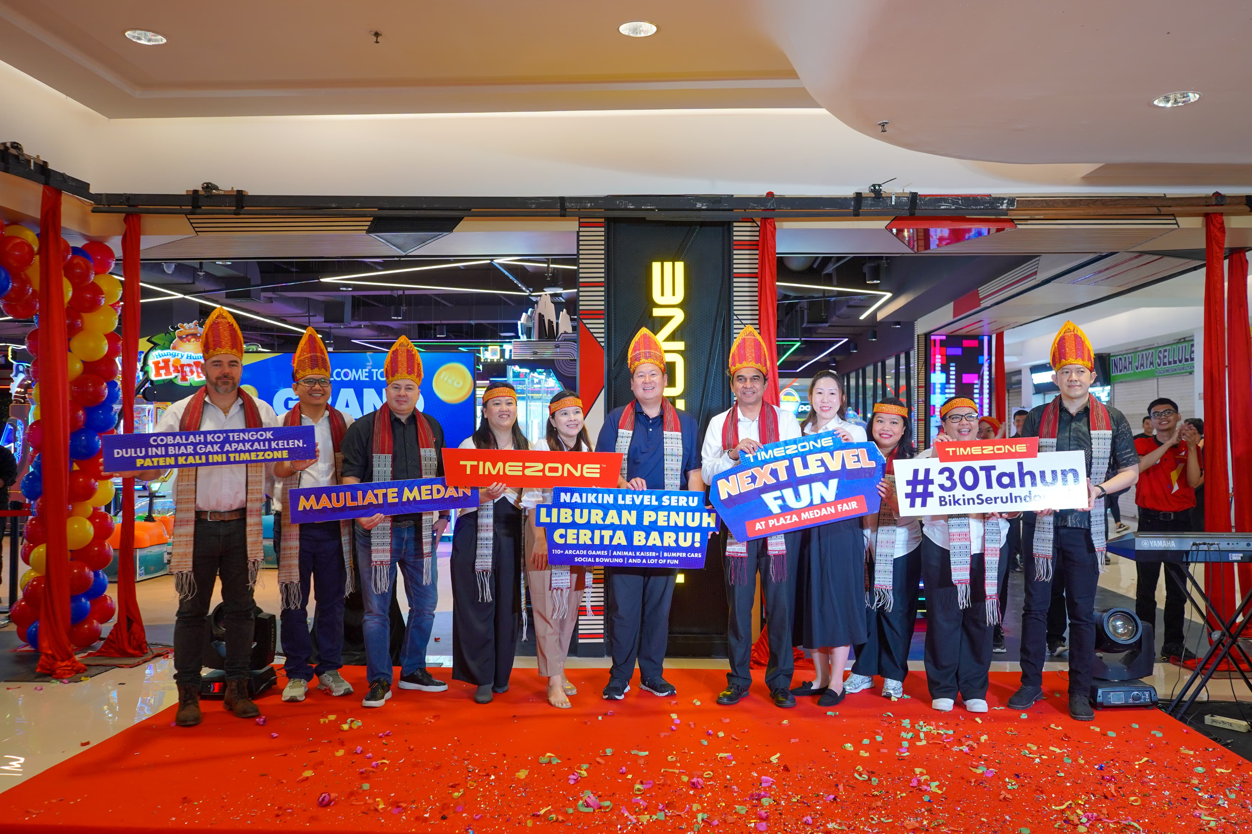 Naveen H, Margaretha Gunawan, dan Paulus Frands Loyd Gurning dari TEEG Indonesia, dalam acara peresmian timezone baru di Plaza Medan Fair, Rabu (9/7/2025).