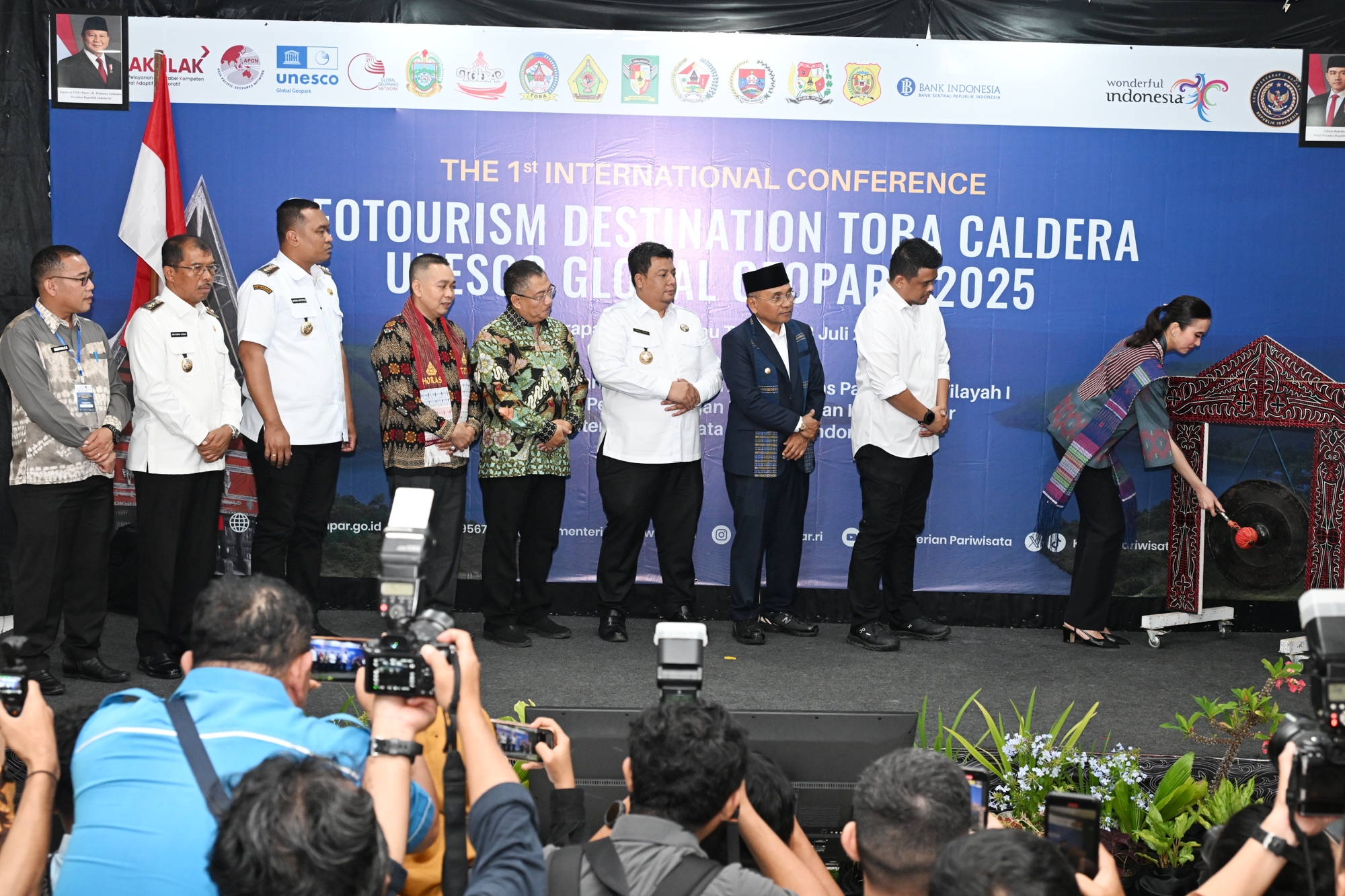 Gubsu Bobby Nasution dampingi Menpar RI, Widiyanti Putri Wardhana saat memukul gong tanda dibukanya acara The 1st International Conference On Geoturism Destination Toba Caldera UNESCO Global Geopark.