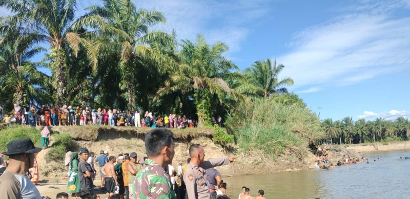 Warga memenuhi lokasi penemuan para korban hanyut di Sungai Barumun, Kecamatan Simangambat Julu, Paluta.