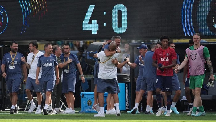 Luis Enrique merayakan kemenangan timnya atas Madrid.