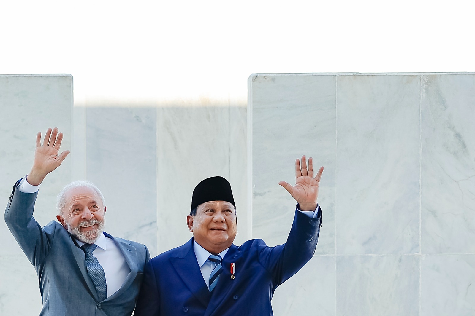 Presiden RI Prabowo Subianto dan Presiden Brasil Luiz In&aacute;cio Lula da Silva melambaikan tangan usai pertemuan bilateral di Istana Pal&aacute;cio do Planalto, Brasilia, Rabu (9/7/2025).