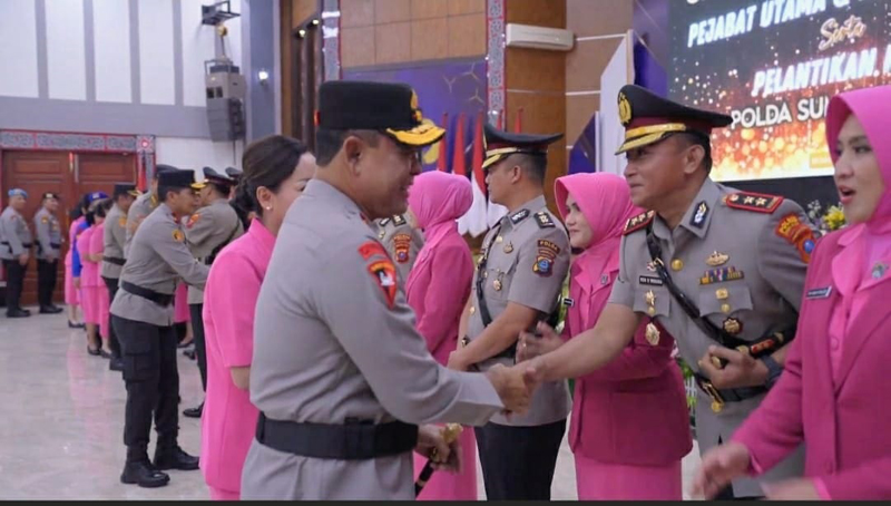 Kapolda Sumut Irjen Whisnu saat melakukan Sertijab Kapolres Tapanuli Selatan (Tapsel) Baru, AKBP Yon Edi Winara, Rabu (9/7/2025)