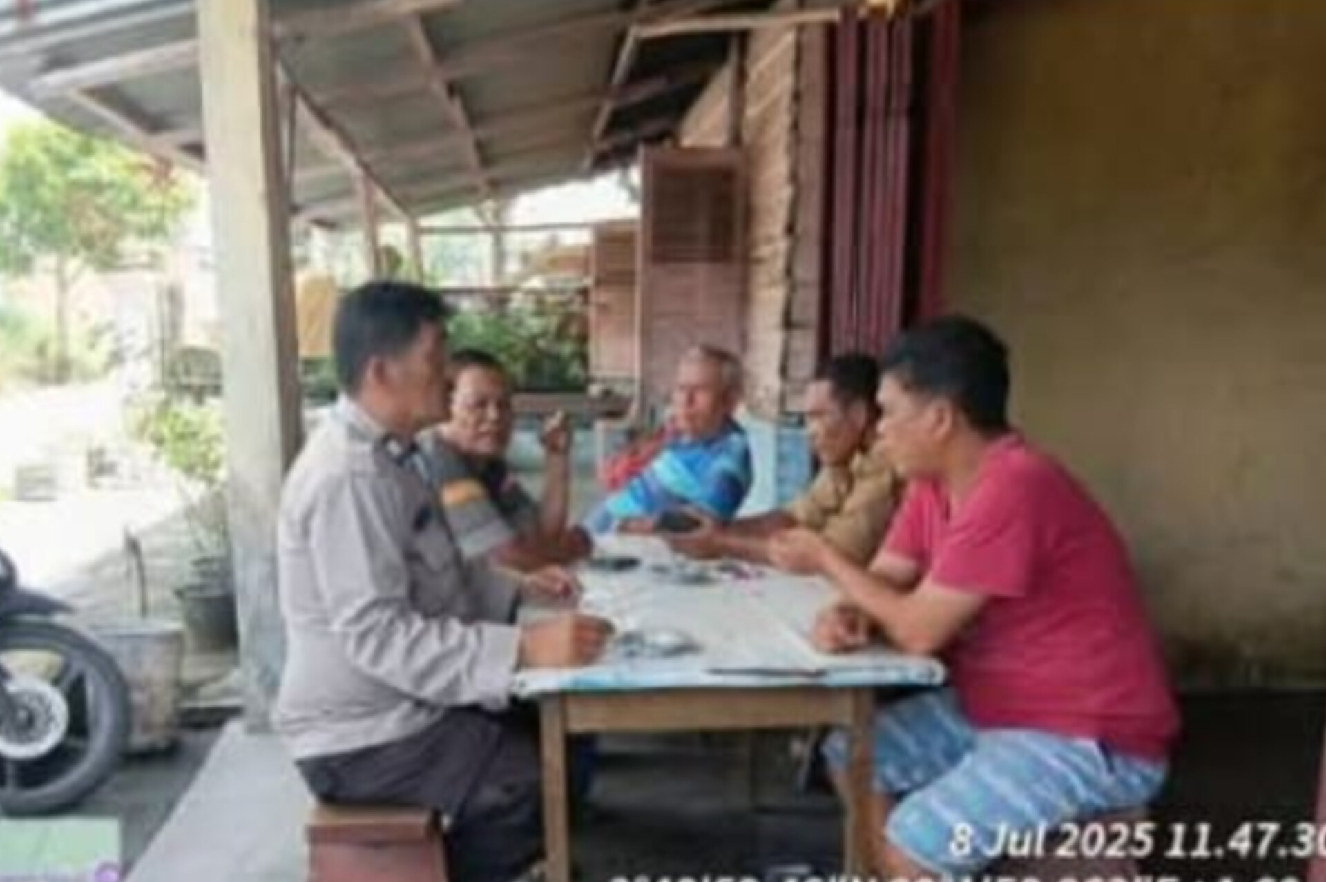 Bhabinkamtibmas Polsek Dolok Panribuan, Aiptu R.P. Sidabalok, saat menyambangi rumah warga di Dusun Siborna. Ingatkan langsung soal bahaya judi online dan narkoba demi wujudkan lingkungan aman.