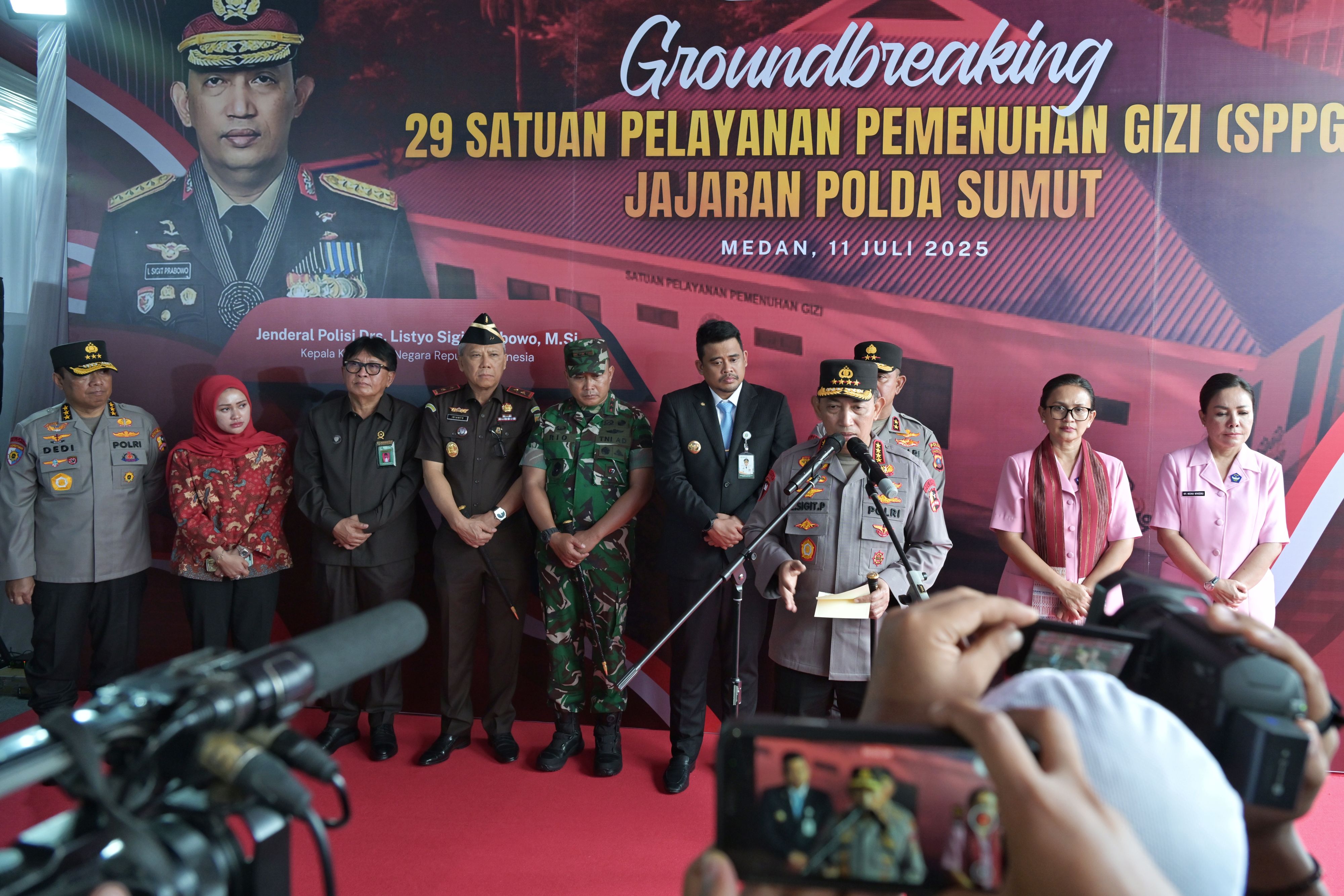 Gubsu Bobby Nasution mendampingi Kapolri Jenderal Polisi Listyo Sigit Prabowo melakukan groundbreaking pembangunan 29 SPPG jajaran Polda Sumut, di Mapolda Sumut Jalan SM Raja Medan, Jumat (11/7/2025).