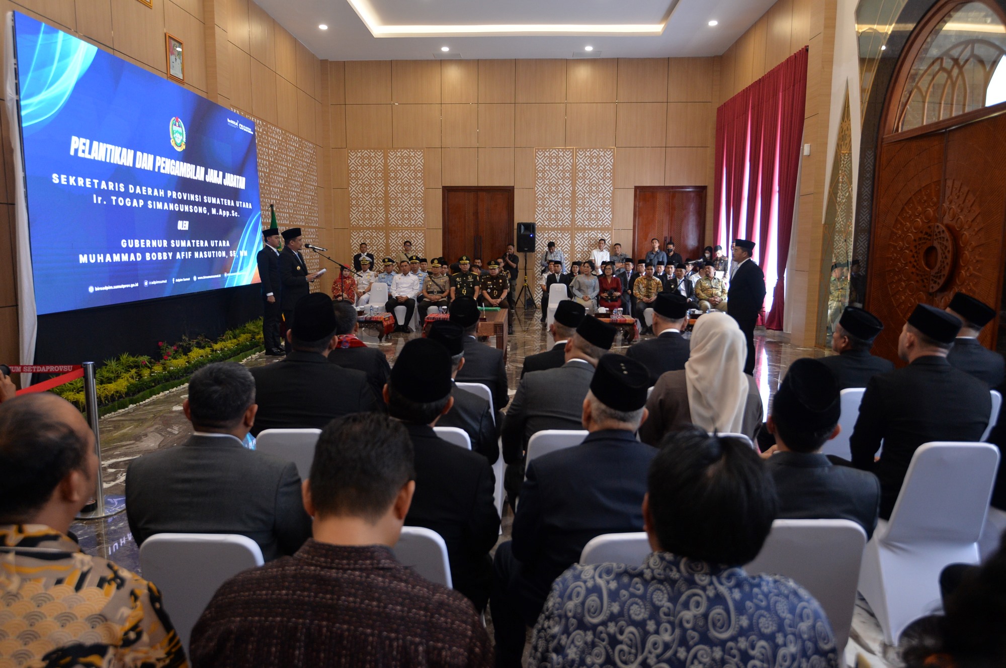Gubsu Bobby Nasution melantik dan melakukan pengambilan janji Jabatan Sekretaris Daerah Provinsi Sumut, Togap Simangunsong di Gedung Serbaguna VIP Bandara Kualanamu, Deli Serdang, Jumat (11/7).