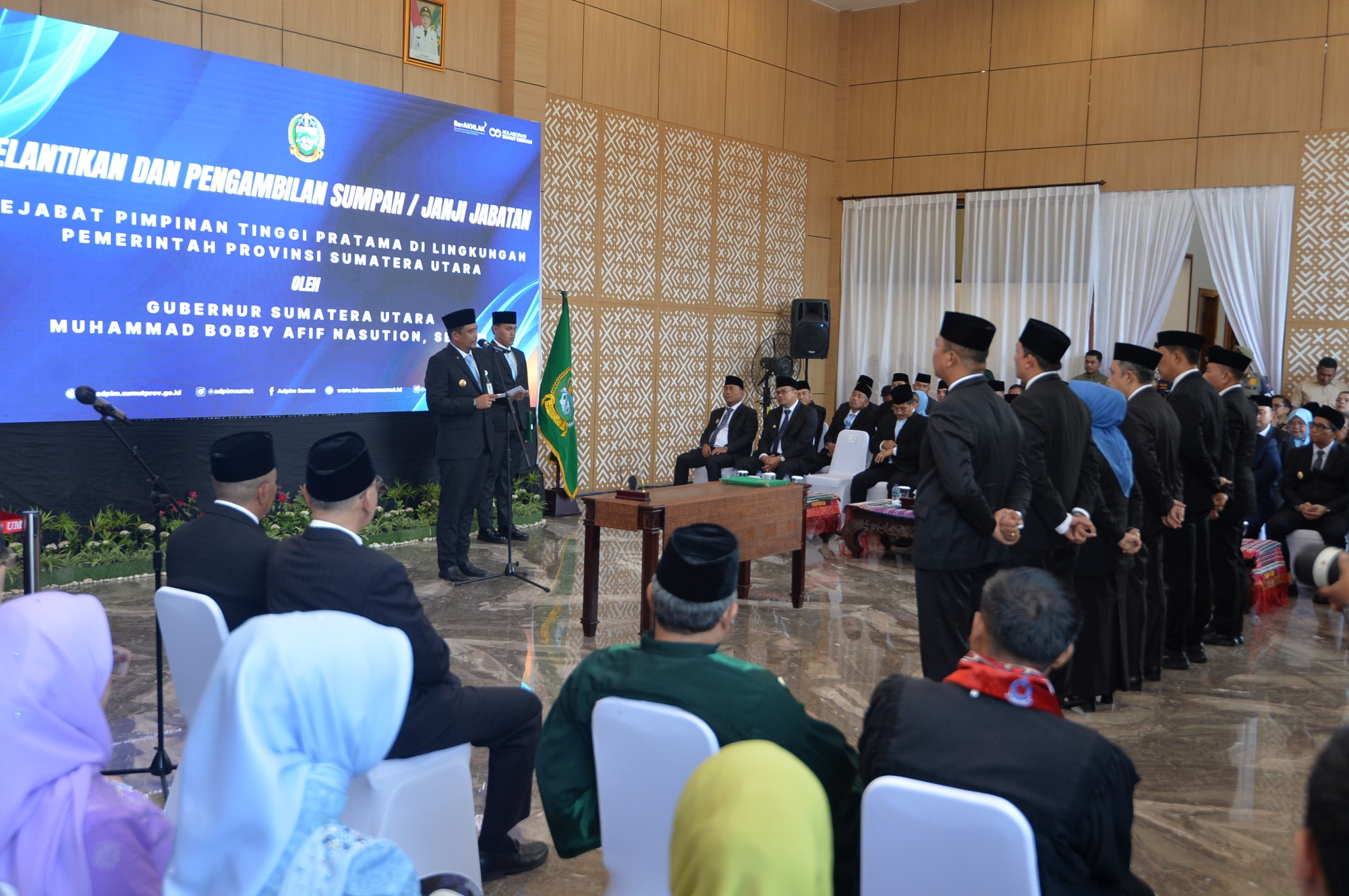 Gubsu Bobby Nasution melantik dan melakukan pengambilan sumpah/janji jabatan eselon II di Gedung Serbaguna VIP Bandara Kualanamu, Deli Serdang, Jumat (11/7).