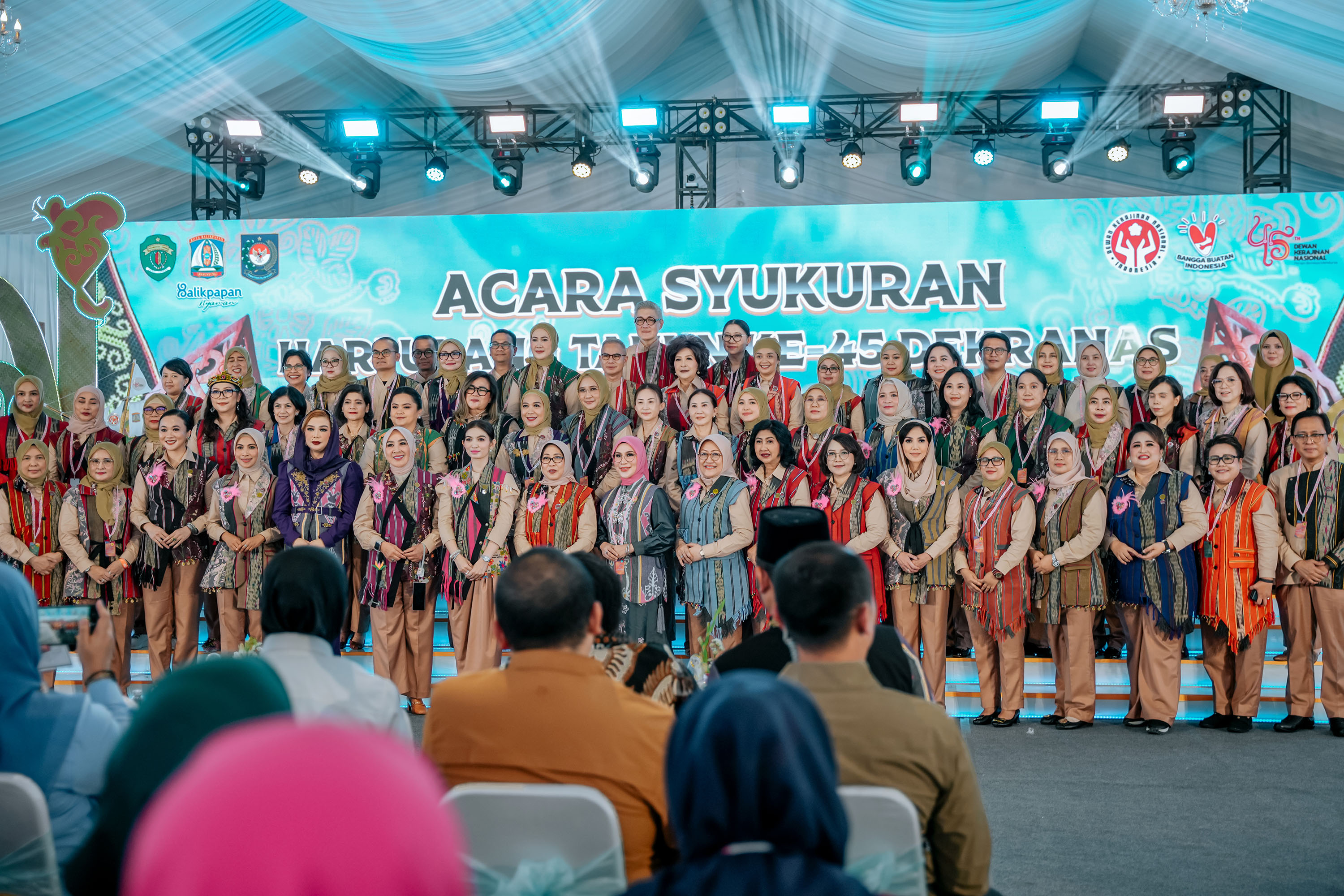 Ketua Dekranasda Provinsi Sumut, Kahiyang Ayu diabadikan bersama dalam Acara Syukuran HUT ke-45 Dekranas pada 9-11 Juli 2025 di BSCC Dome Balikpapan, Kalimantan Timur, Rabu (9/7).