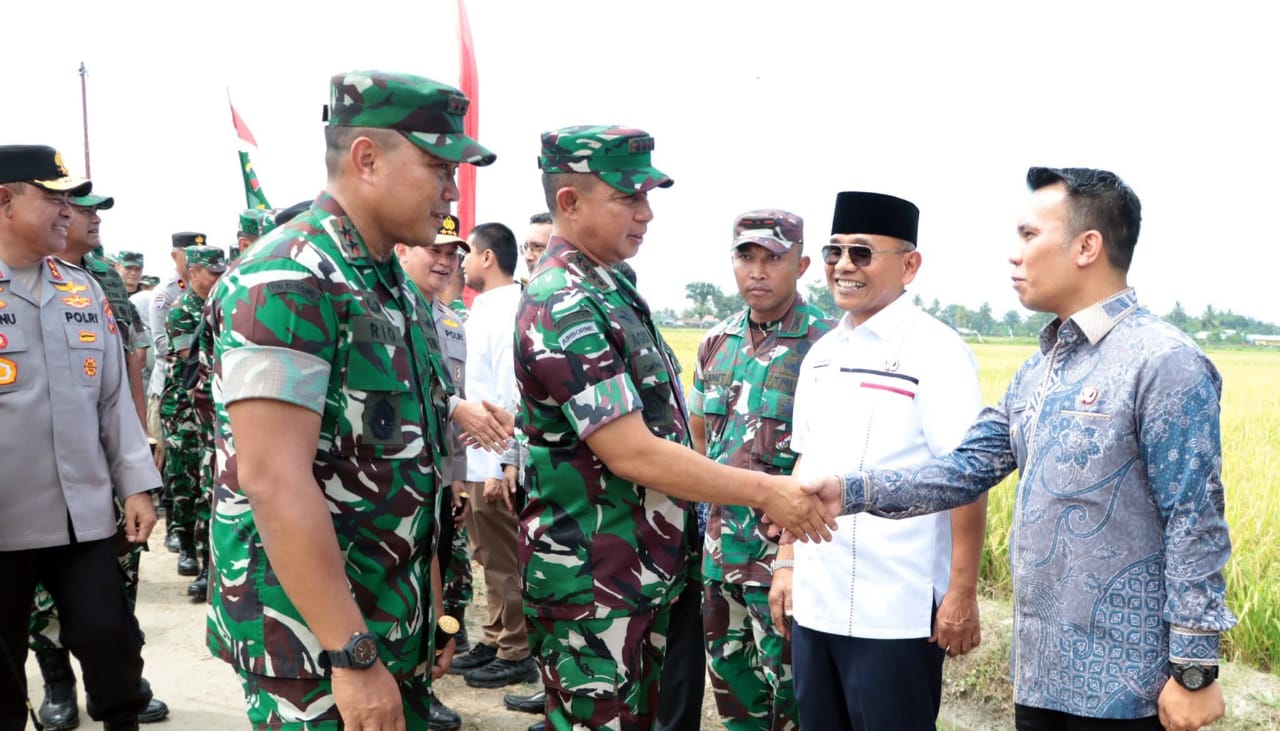 Bupati Simalungun Dr. H. Anton Achmad Saragih dan Wakil Bupati Benny Gusman Sinaga bersama Panglima TNI Jenderal TNI Agus Subiyanto saat Panen Raya Padi di Deli Serdang.