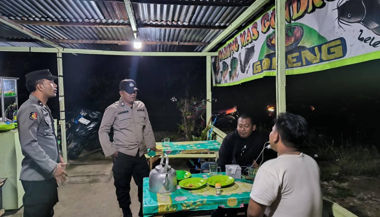 Tiga personel Polsek Raya Kahean saat berpatroli malam menjaga keamanan warga di Jalan Panglima Nunut, Simalungun.