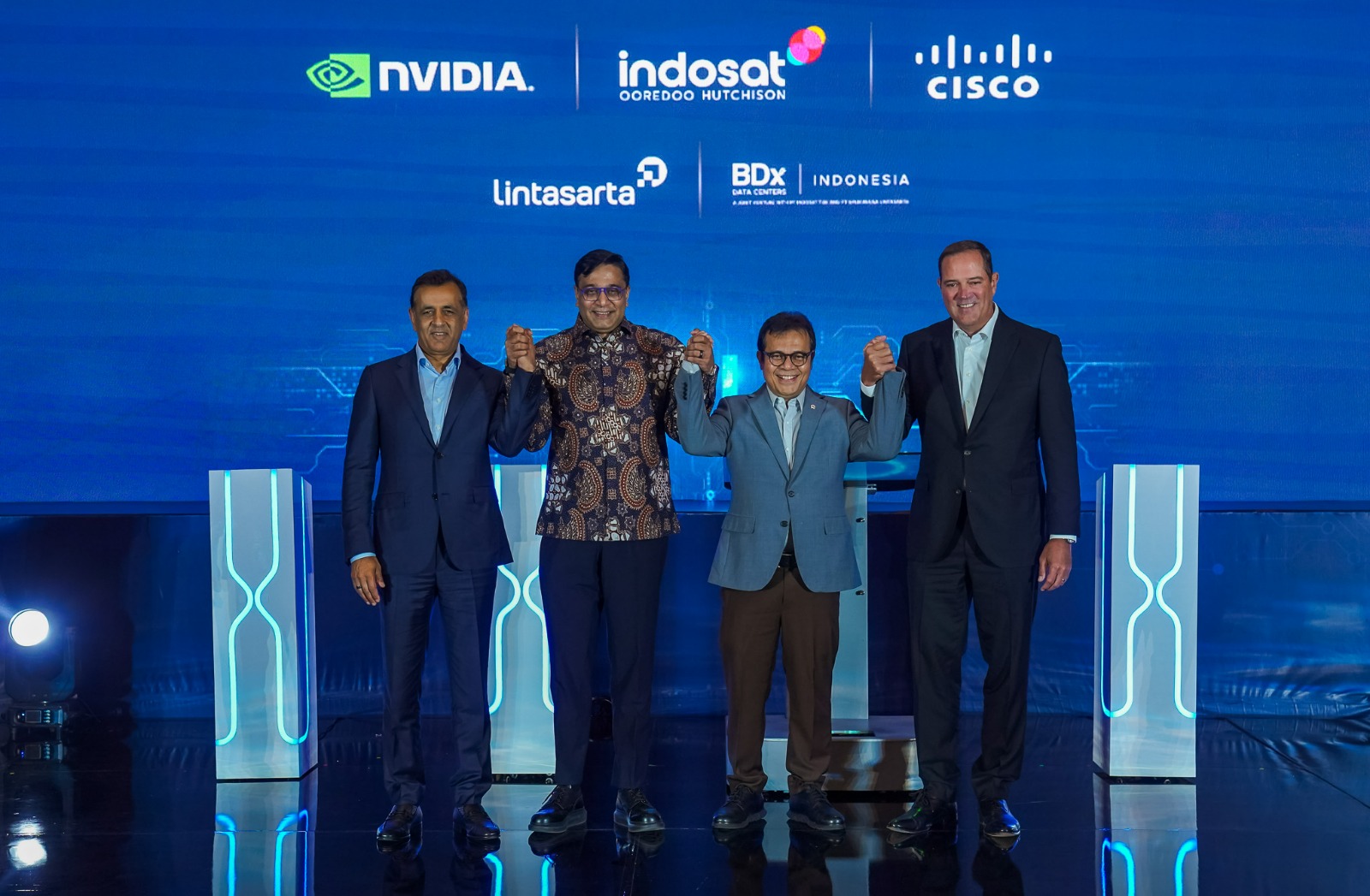 Vikram Sinha, CEO Indosat Ooredoo Hutchison, perwakilan Cisco, dan NVIDIA saat meresmikan AI Center of Excellence di Jakarta, Jumat (11/7).
