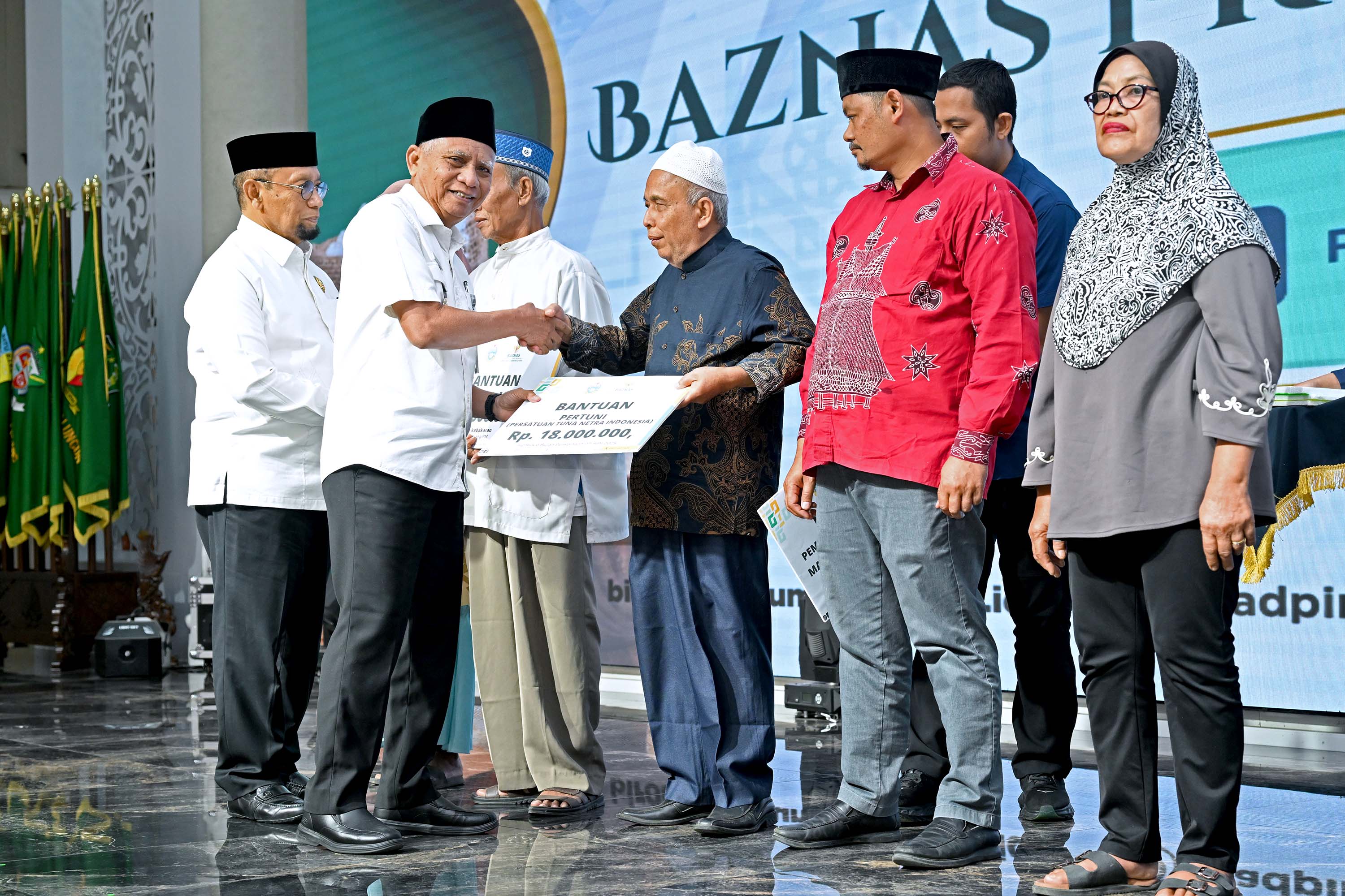 Wagubsu Surya menyerahkan secara simbolis bantuan Zakat Triwulan II kepada para mustahik yang diinisiasi Baznas Sumut di Aula Raja Inal Siregar, Lantai 2 Kantor Gubernur Sumut, Rabu (9/7/2025).