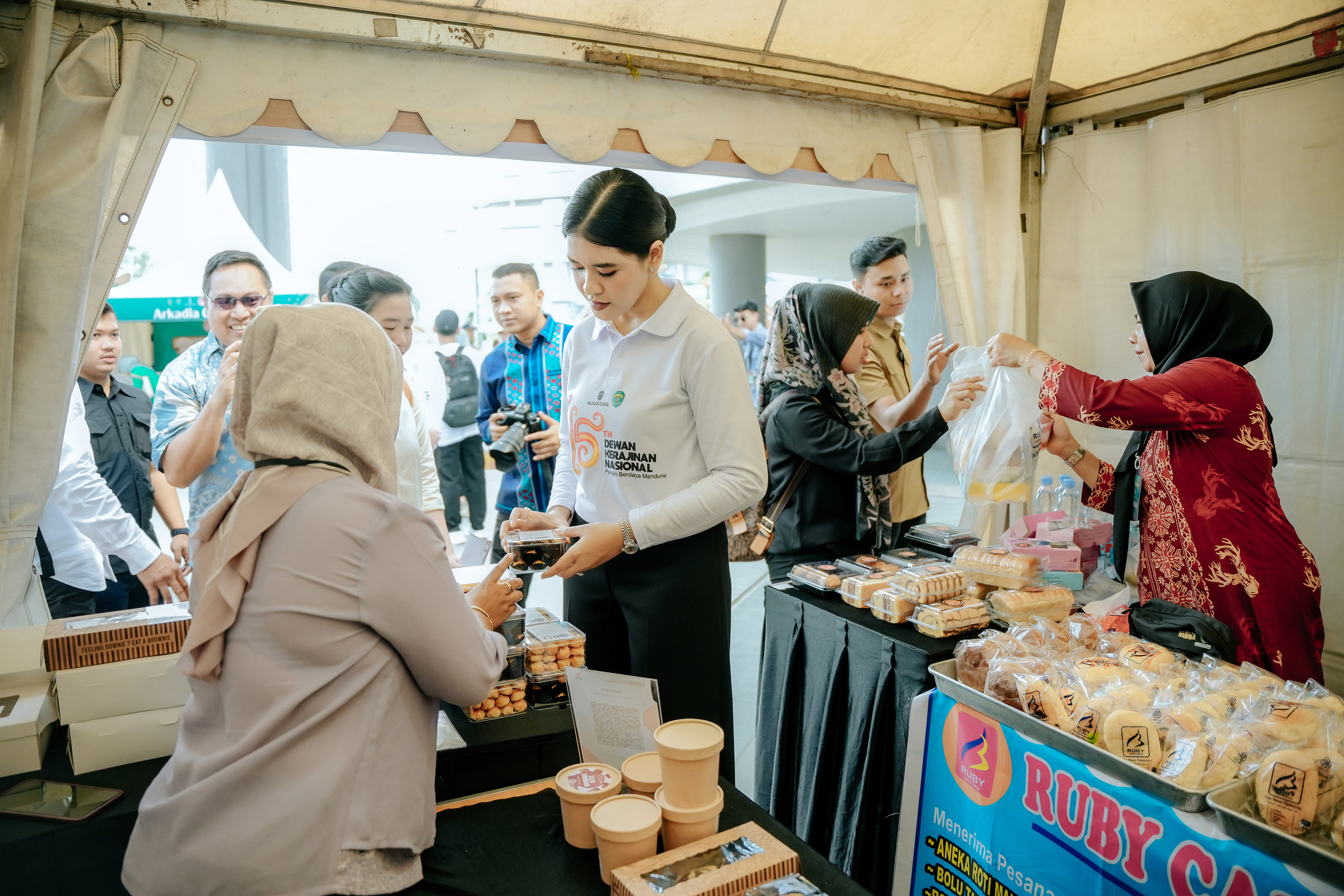 Ketua Dewan Kerajinan Daerah Sumatera Utara, Kahiyang Ayu bersama seluruh ketua Dekranasda se Indonesia mengunjungi Ibu Kota Nusantara, Kamis (10/7/2025).