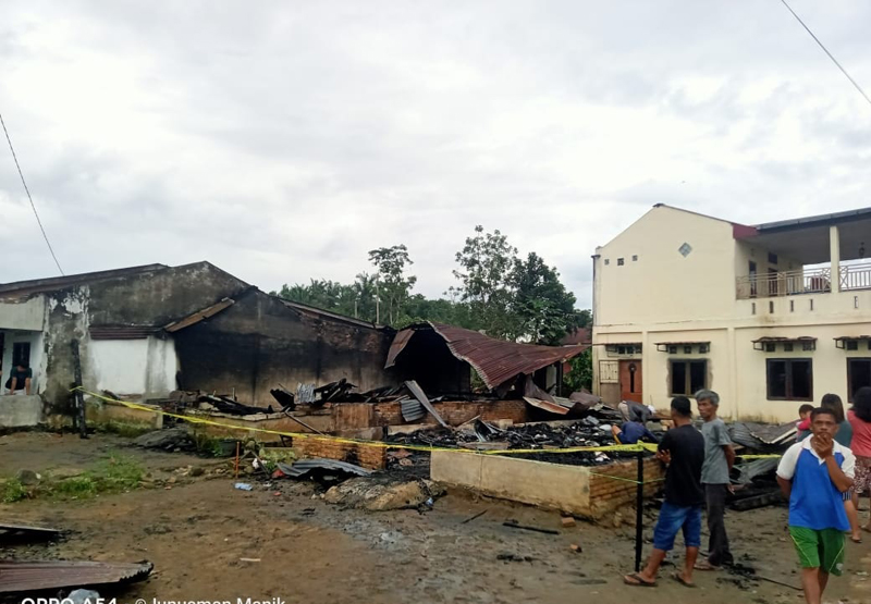 Dua bangunan rumah yang terbakar.