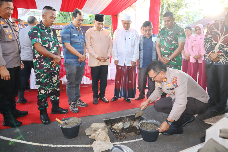 Kapolres Padangsidimpuan AKBP Dr Wira Prayatna diwakili Wakil Kapolres Kompol Rahman Takdir Harahap saat melakukan peletakan batu pertama pembangunan SPPG.