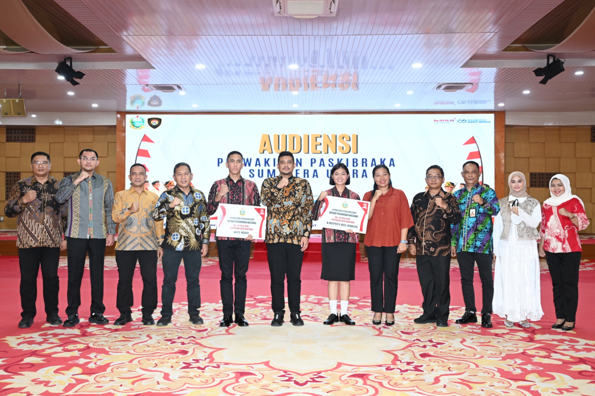 Gubsu Muhammad Bobby Afif Nasution diabadikan usai beraudiensi dengan putra dan putri Paskibraka pilihan Sumut di Aula Tengku Rizal Nurdin, Jalan Sudirman 41,Medan, Minggu (13/7/2025).