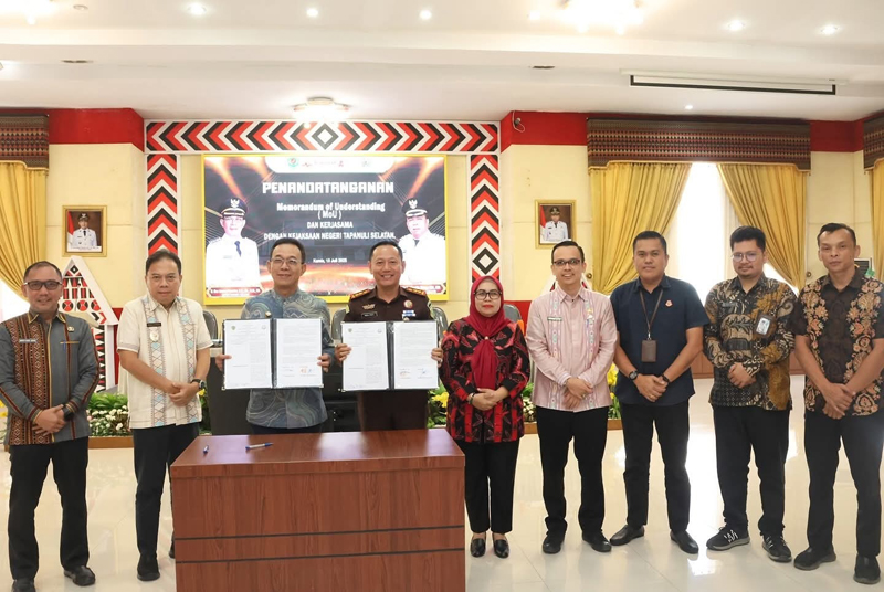 Bupati Tapsel Gus Irawan Pasaribu bersama Kepala BPN Tapsel Anita Noveria Lismawaty,serta penandatanganan MoU antara Pemkab Tapsel dan Kejari Tapsel di Aula Sarasi, Lt III, Kantor Bupati Tapsel.