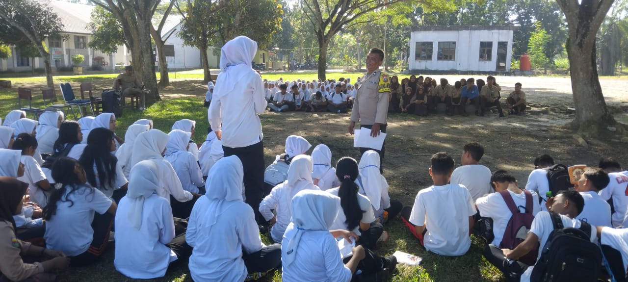 Aiptu Adi Wirzal dan Bripka Ade Arwan jadi pemateri MPLS di SMKN 6 Tanjungbalai.
