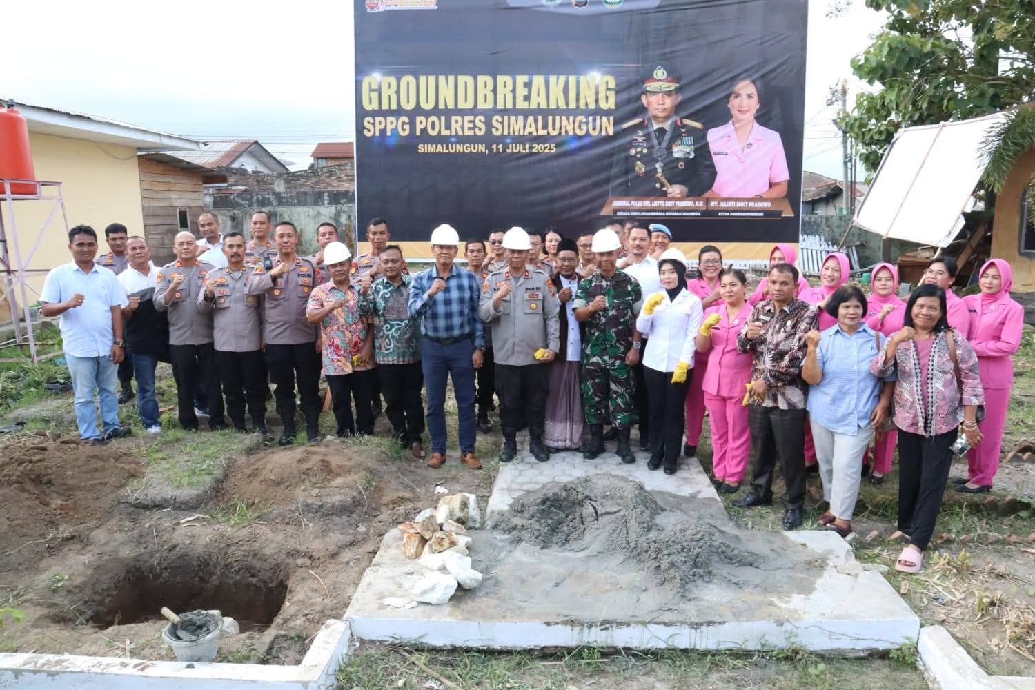 Wakapolres Simalungun Kompol Edi Sukamto, S.H., M.H., bersama Forkopimda saat groundbreaking pembangunan SPPG yang akan melayani ribuan pelajar di Kabupaten Simalungun.