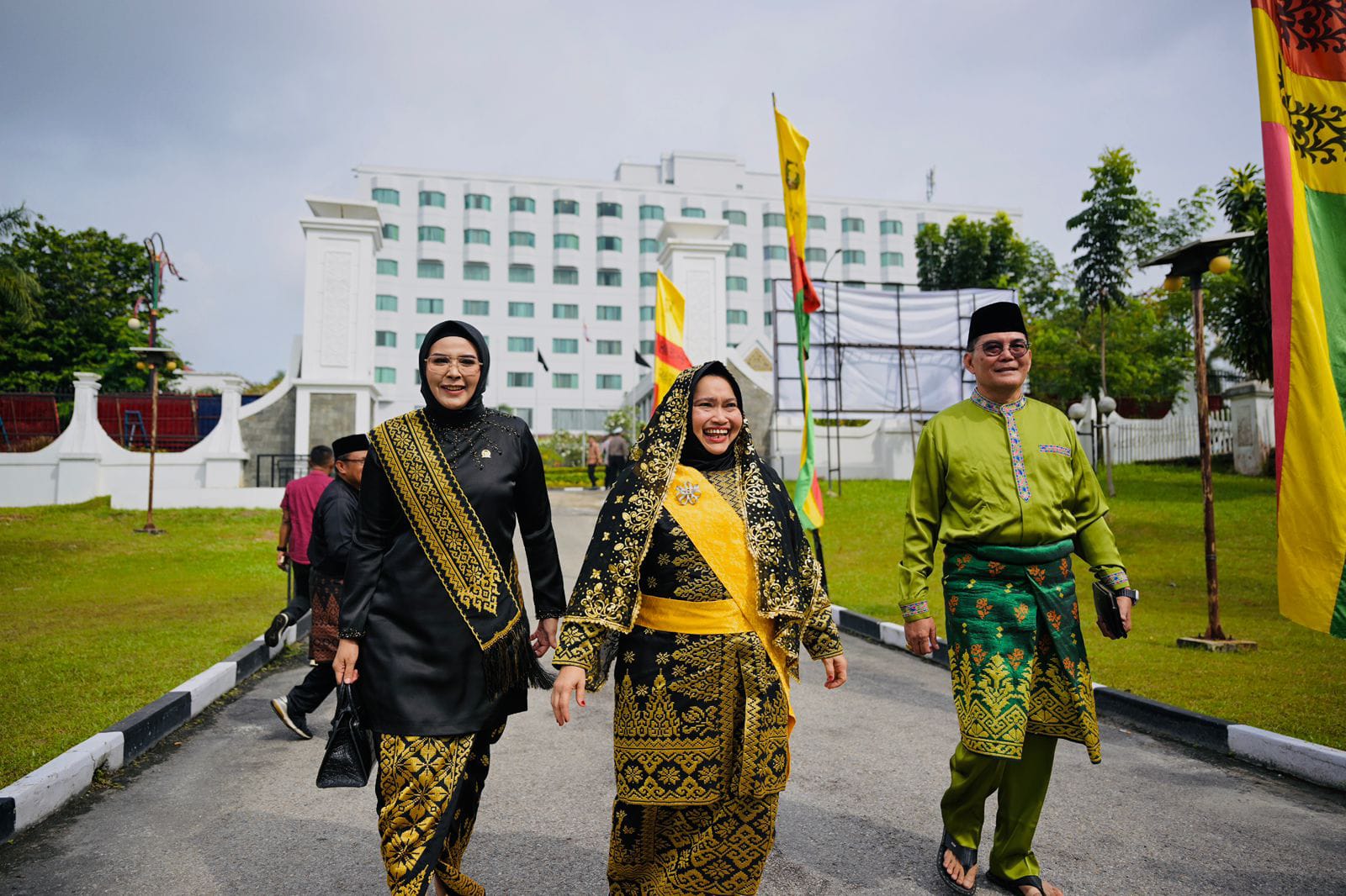 Bupati Bengkalis Kasmarni menghadiri prosesi penganugerahan adat Ingatan Budi kepada Kapolri Jenderal Polisi Listyo Sigit Prabowo di Balai Adat LAMR Provinsi Riau.
