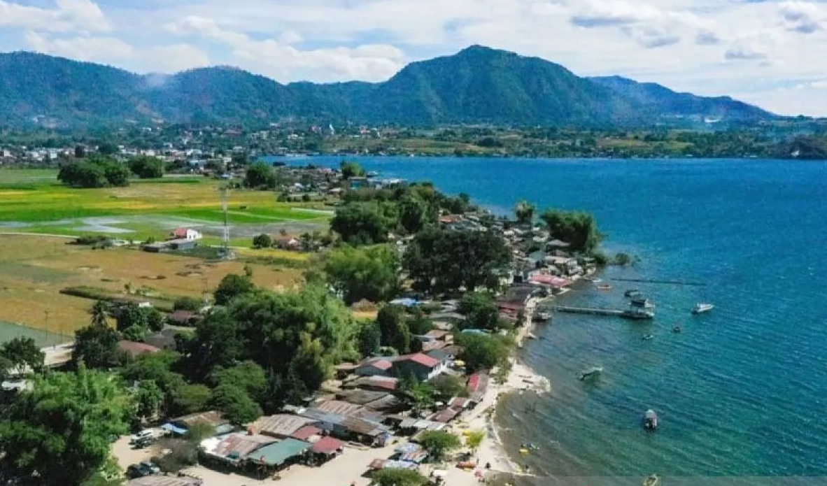 Pantai Bulbul di Balige yang dipenuhi bangunan.