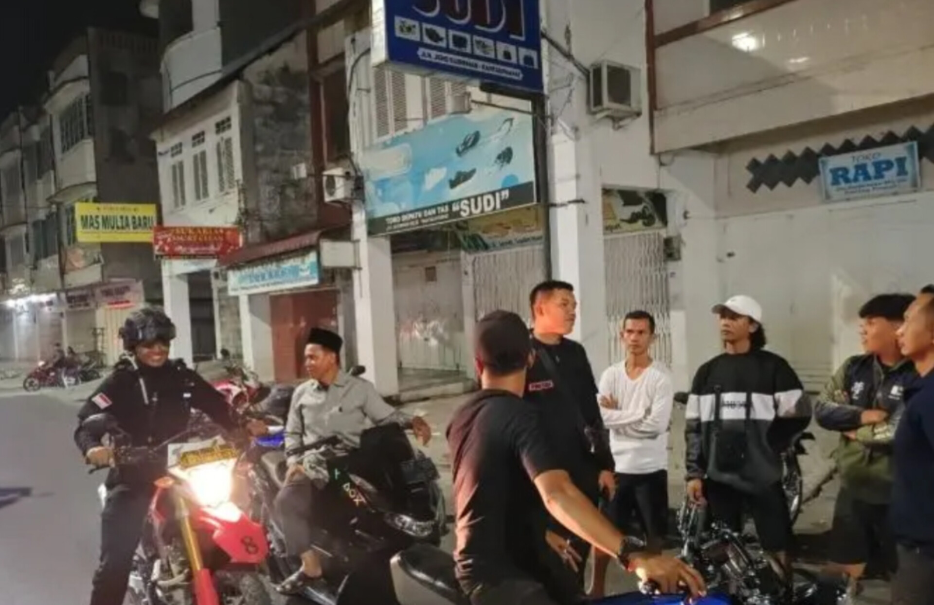 Personel Samapta Polres Labuhanbatu saat mengamankan pelaku pencurian.