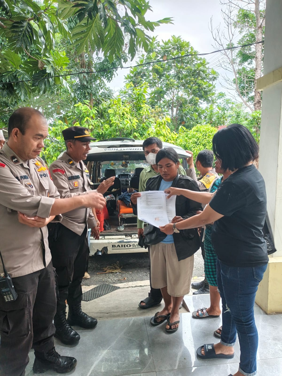 Jenazah Sorlin Hutasoit diserahkan kepada keluarga.