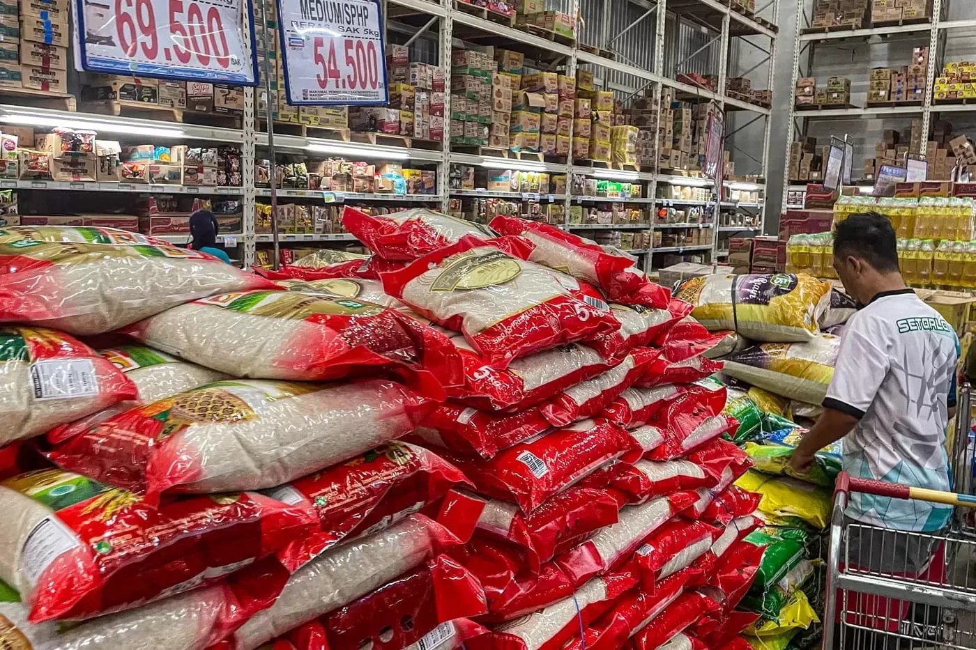 Empat produsen beras nasional diduga melakukan pelanggaran terkait aturan mutu dan takaran.