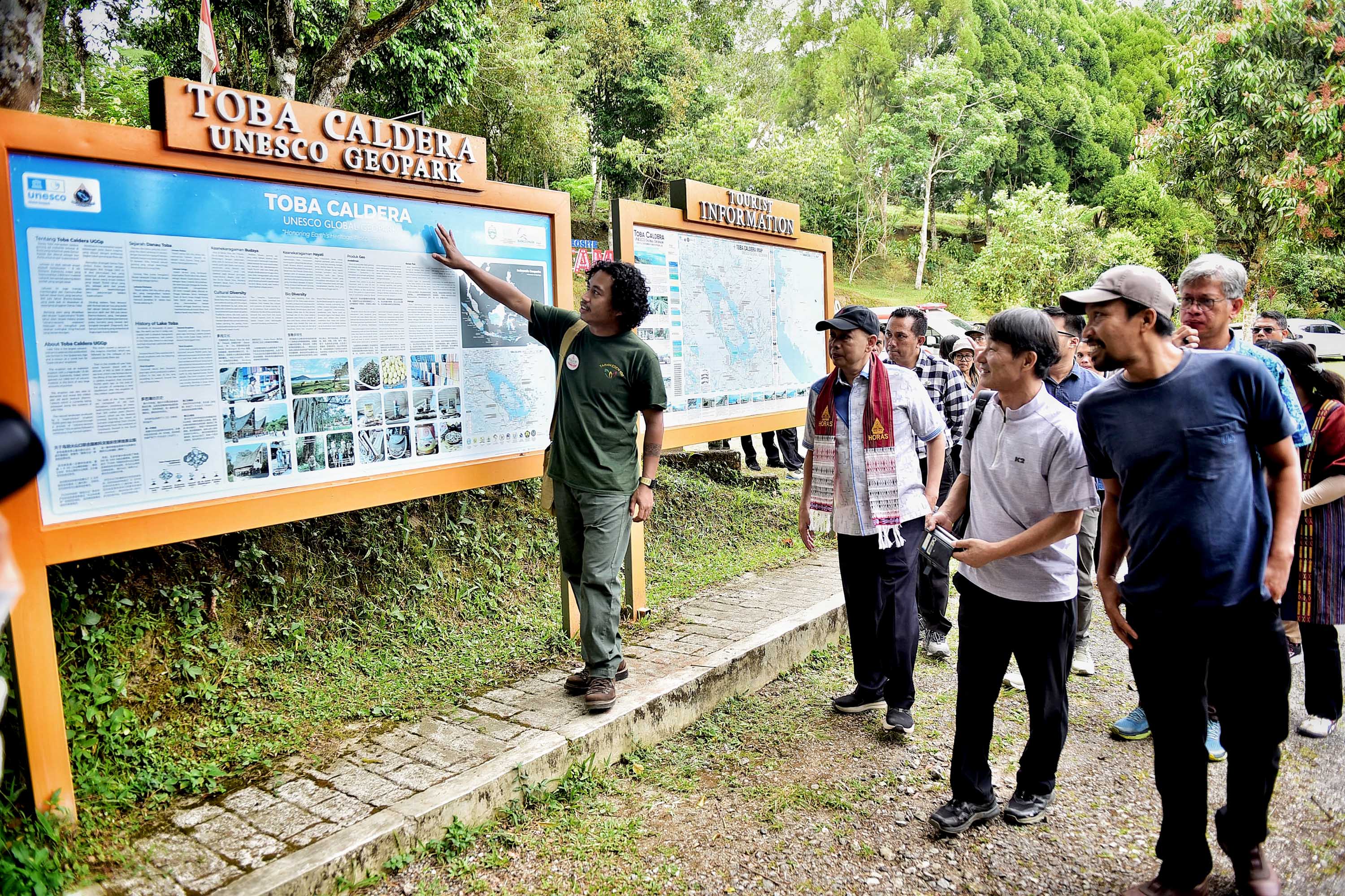 General Manager Badan Pengelola Geopark Toba, Azizul Kholis mendampingi Asesor United Nations Educational, Scientific and Cultural Organization (UNESCO) Soo Jae Lee meninjau sejumlah Geosite.