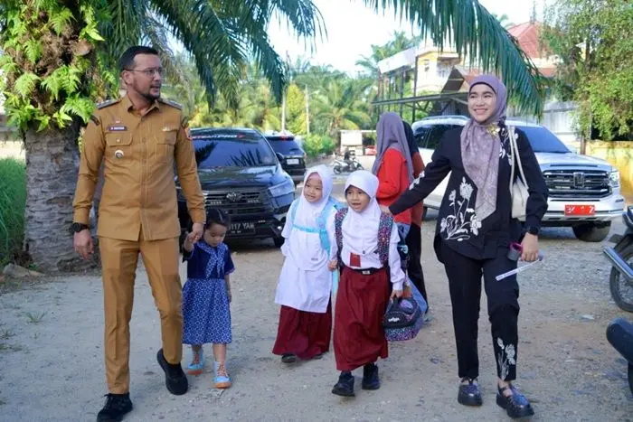 Bupati Labusel Fery Sahputra saat mengantar anak sekolah di SD IT Muhammadiyah Kotapinang