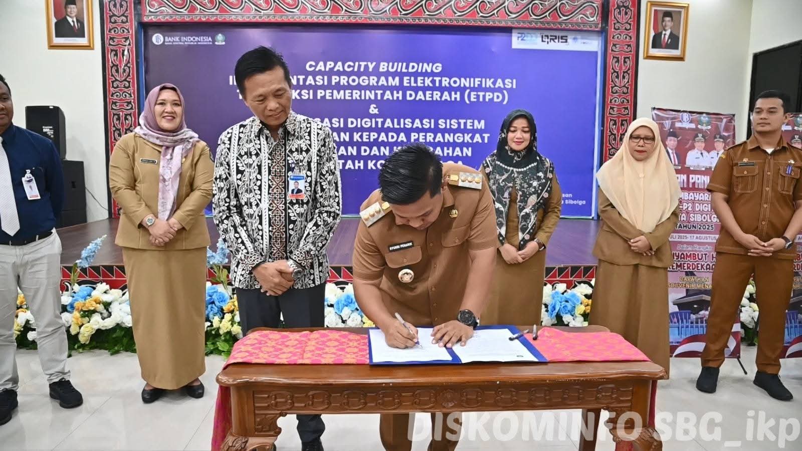 Wali Kota Sibolga Akhmad Syukri Nazry Penarik menandatangani komitmen digitalisasi pembayaran pajak.