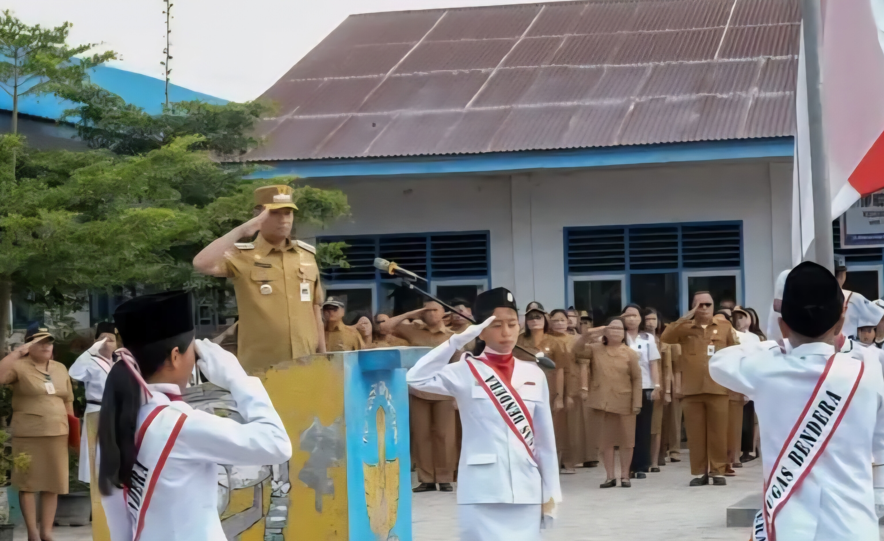 Hari pertama masuk sekolah, Bupati Humbahas menjadi pembina upacara di UPT SMP N 001 Doloksanggul.