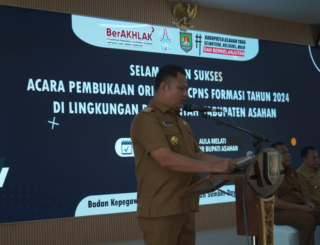 Wakil Bupati Asahan, Rianto, SH., M.A.P membuka pelaksanaan orientasi Calon Pegawai Negeri Sipil (CPNS) formasi tahun 2024 di Aula Melati Kantor Bupati Asahan, Senin (14/07/2025).