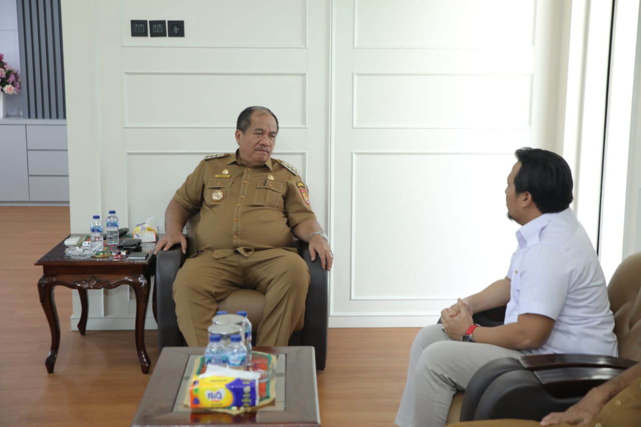 Kepala Perum BULOG Cabang Asahan, Gusdi Pramana saat audiensi pada Bupati Asahan Taufik Zainal Abidin Siregar, S.Sos., M.Si di Rumah Dinas Bupati Asahan, Senin (14/07/2025).