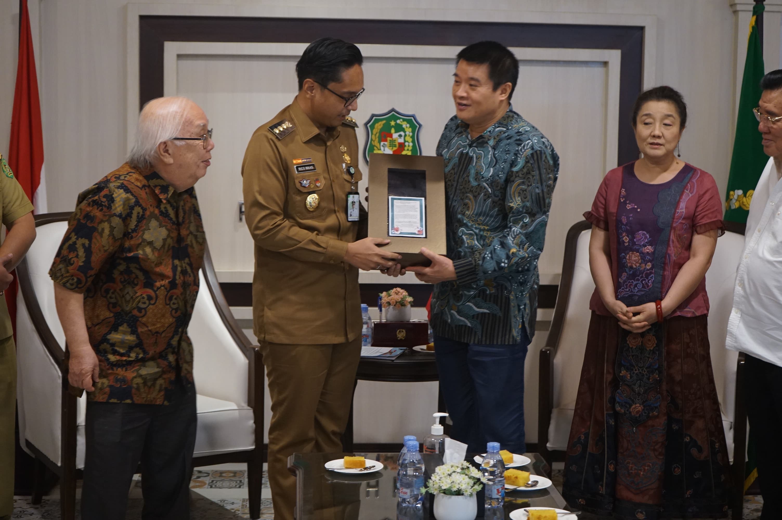 Wali Kota Medan, Rico Tri Putra Bayu Waas, menerima kunjungan perpisahan Konsul Jenderal (Konjen) Republik Rakyat Tiongkok di Medan, Mr. Zhang Min, di Ruang Khusus Wali Kota Medan, Senin (14/7/2025).
