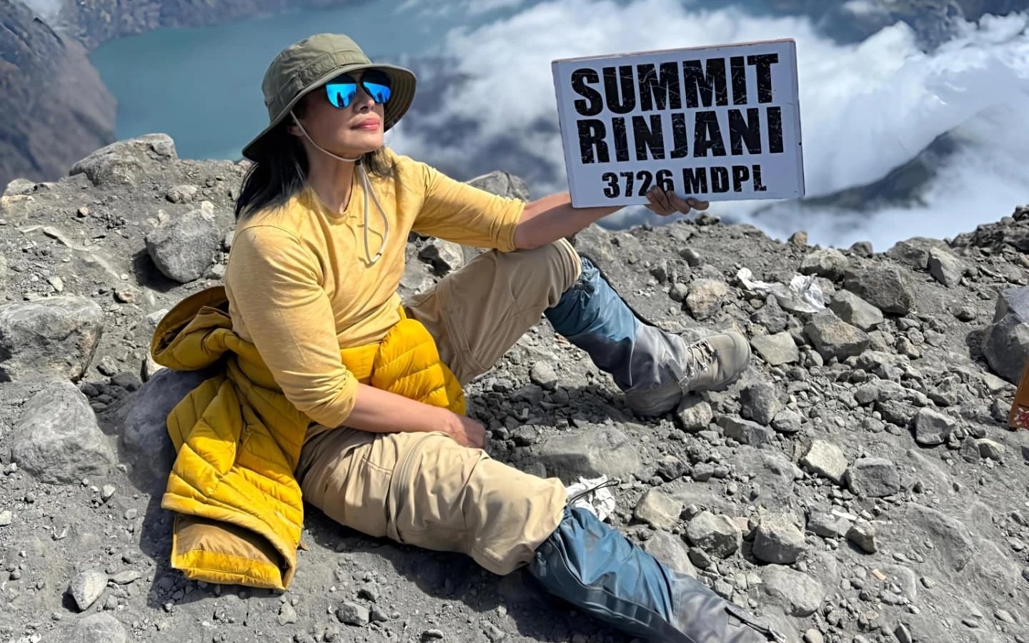 Atiek CB menaklukkan Gunung Rinjani.