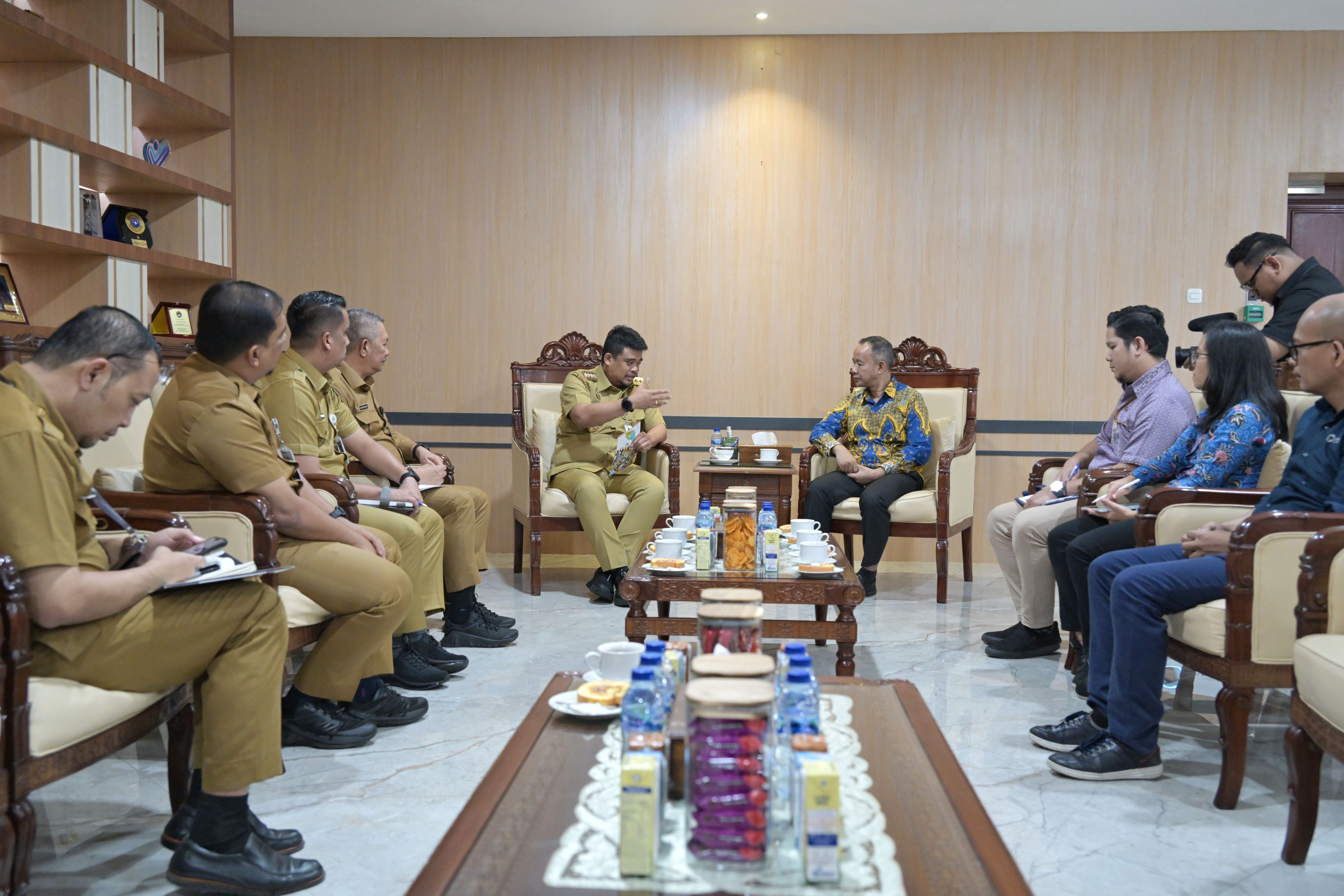 Gubsu Bobby Nasution menerima audiensi Kepala Ombudsman RI Perwakilan Sumut, Herdensi Adnin di ruang kerjanya Jalan Pangeran Diponegoro Nomor 30 Medan, Selasa (15/7).